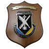 CREST IN METALLO SMALTATO BASE LEGNO 22,5X17,5CM BRIGATA INFOR. TATTICHE