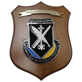 CREST IN METALLO SMALTATO BASE LEGNO 22,5X17,5CM BRIGATA INFOR. TATTICHE