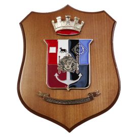 CREST IN METALLO SMALTATO BASE LEGNO 22,5X17,5CM POLO MANT. PESANTE NORD